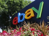 Logo eBay terlihat di sebuah gedung perkantoran di San Jose, California 28 Mei 2014. (REUTERS / Beck Diefenbach)
