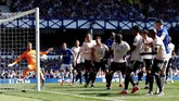 David de Gea sempat melakukan penyelamatan dengan kaki untuk menghalau bola yang dilepaskan Gylfi Sigurdsson dari sebuah situasi sepak pojok. (Action Images via Reuters/Jason Cairnduff)