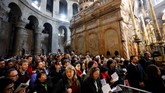 Umat Kristiani memenuhi Gereja Makam Kudus Yerusalem untuk menghadiri Misa, Minggu (21/4). (REUTERS/ Amir Cohen)