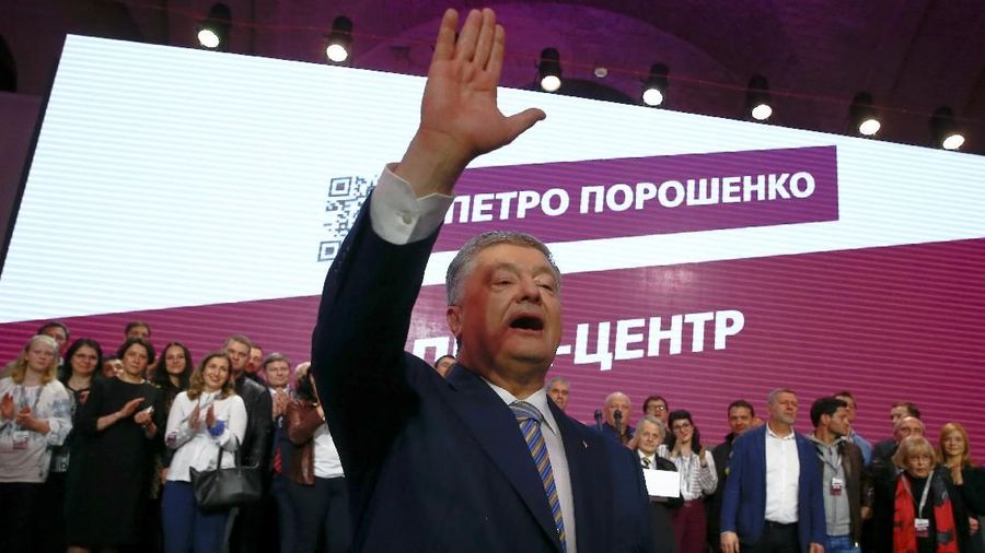 Volodymyr Zelenskiy komedian itu berhasil merebut sekitar 30% suara, jauh meninggalkan presiden Ukraina saat ini, Petro Poroshenko.