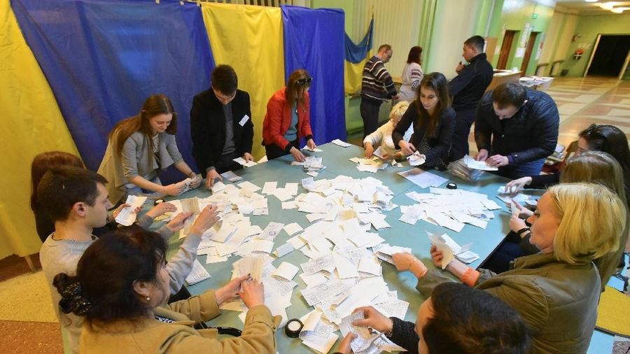 Volodymyr Zelenskiy komedian itu berhasil merebut sekitar 30% suara, jauh meninggalkan presiden Ukraina saat ini, Petro Poroshenko.