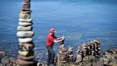 Batu-batu diberdirikan tegak murni dengan ketepatan peletakan antara satu batu dengan lainnya.