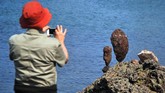 Seni menyusun batu di alam terbuka dikenal dengan Rock Balancing.