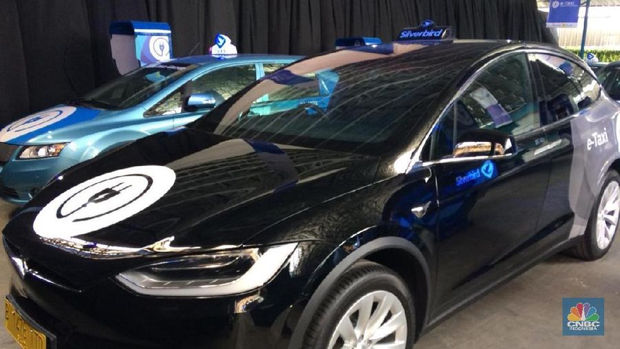 Blue Bird meluncurkan e-Taxi menggunakan Mobil Tesla Model X 75D A/T dan BYD Tipe E6.