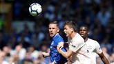 Gylfi Sigurdsson dan Nemanja Matic berduel berebut bola di lini tengah dalam laga Everton vs Manchester United. (REUTERS/Andrew Yates)