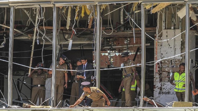 Bagian dalam gereja mengalami kerusakan yang cukup parah setelah serangan bom di tiga hotel bintang lima dan tiga gereja di Sri Lanka.