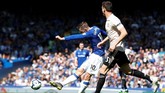 Gylfi Sigurdsson melepaskan tembakan dari luar kotak penalti yang mengarah ke sisi kanan gawang Man United. David de Gea tidak dapat menjangkau bola dan keunggulan Everton bertambah menjadi 2-0 pada menit ke-28. (REUTERS/Andrew Yates)