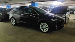 Tesla Sering Terbakar, Blue Bird Klaim Taksi Listrik Aman