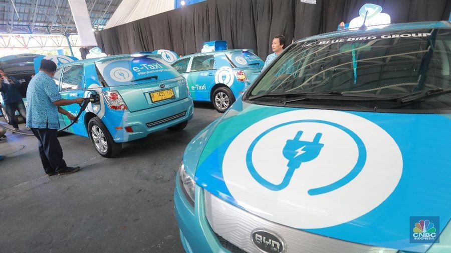 Mobil listrik Blue Bird (CNBC Indonesia/Muhammad Sabki)