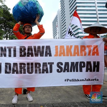 Hari Bumi, Aktivis Gelar Aksi di Depan Kantor Anies