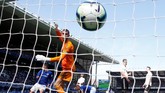 Pertandingan baru memasuki menit ke-16, gawang Manchester United bobol. Sepakan Richarlison tidak dapat diantisipasi David de Gea. (REUTERS/Andrew Yates)
