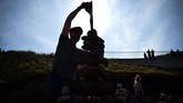 Menyusun batu-batuan yang bentuknya berbeda satu sama lain, jelas memerlukan teknik dan pengetahuan mengenai keseimbangan yang lebih dari cukup.