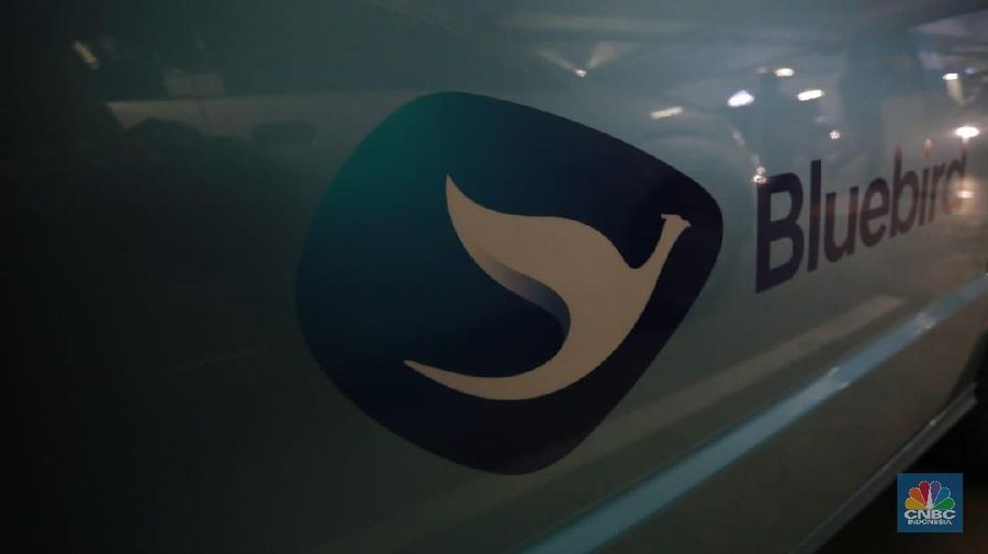 Blue Bird kalahkan Grab dan Gojek di mobil listrik.