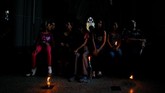 Umat Kristiani Venezuela menghadiri Misa sebagai bagian dari perayaan Pekan Suci selama pemadaman di Maracaubo, Sabtu (20/4). (REUTERS/Issac Urrutia)