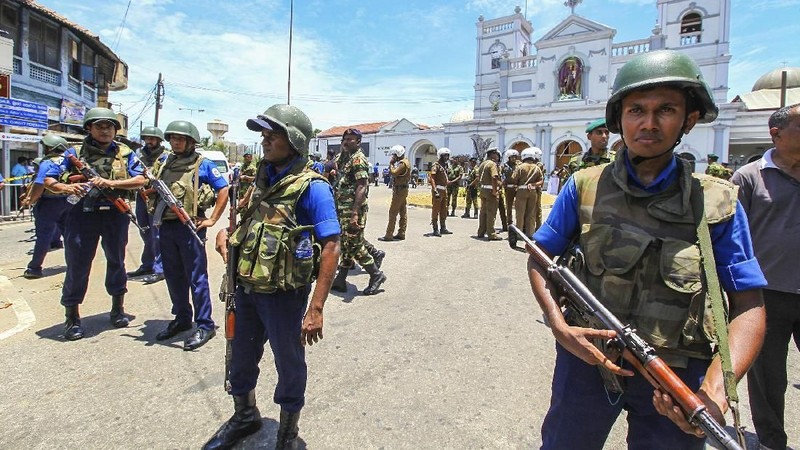 Bagian dalam gereja mengalami kerusakan yang cukup parah setelah serangan bom di tiga hotel bintang lima dan tiga gereja di Sri Lanka.