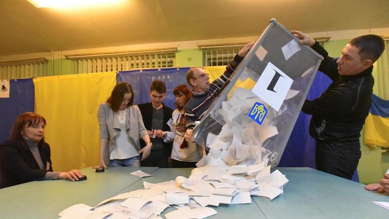 Volodymyr Zelenskiy komedian itu berhasil merebut sekitar 30% suara, jauh meninggalkan presiden Ukraina saat ini, Petro Poroshenko.
