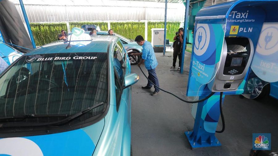 PT Blue Bird Tbk resmi melakukan regenerasi kepemimpinan dengan mundurnya Purnomo Prawiro dari Direktur Utama.