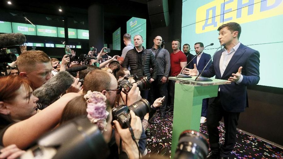 Volodymyr Zelenskiy komedian itu berhasil merebut sekitar 30% suara, jauh meninggalkan presiden Ukraina saat ini, Petro Poroshenko.
