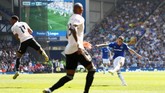 Sepakan jarak jauh kembali membobol gawang Man United. Pada menit ke-56, Lucas Digne menembak bola liar yang sebelumnya ditinju De Gea. (Action Images via Reuters/Jason Cairnduff)
