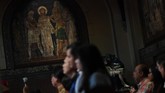 Umat Katholik mengikuti Misa Paskah di Gereja Katedral Jakarta, Minggu (21/4/2019). Perayaan Paskah untuk memperingati kebangkitannya Isa Almasih tersebut mengangkat tema Kita Berhikmat, Bangsa Bermartabat. (ANTARA FOTO/Wahyu Putro A)