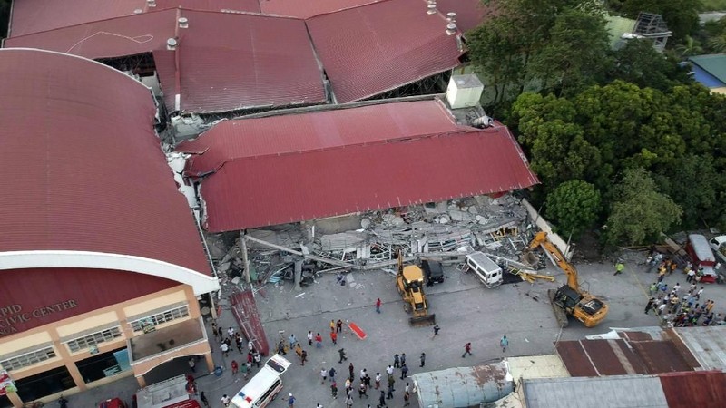 Hingga kini tim penyelamat masih mencari korban yang tertimbun dalam reruntuhan bangunan yang telah hancur akibat guncangan gempa.