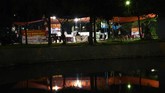 Anggota KPPS mengecek surat suara saat sesi penghitungan suara Pemilu serentak 2019 yang berlangsung hingga malam hari di TPS 77 Pondok Jaya, Cipayung, Depok, Jawa Barat, Rabu (17/4/). Umumnya KPPS bertugas hampir 24 jam saat proses pelaksanaan pemungutan hingga penghitungan suara. (ANTARA FOTO/Andika Wahyu)