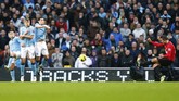 Robin van Persie memberikan kemenangan bagi 3-1 Manchester United atas Man City di menit-menit akhir lewat tendangan bebas mengagumkan di Etihad. Di musim itu juga Setan Merah menjadi juara Liga Inggris untuk ke-20 kalinya atau yang ke-13 kali untuk gelar Liga Primer Inggris. (Action Images / Jason Cairnduff Livepic)