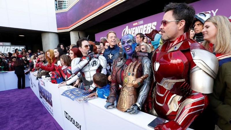 Sejumlah penggemar film Marvel kumpul untuk berfoto dengan sang idola saat penayangan perdana 