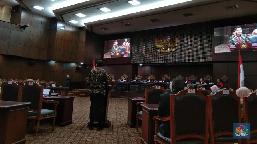 Tiga ahli hukum menyatakan kewenangan penyidikan OJK sama sekali tidak bertentangan dengan konstitusi.
