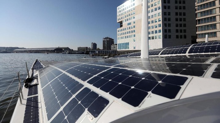 Uji Coba kapal bertenaga hidrogen di pelabuhan Amsterdam, Belanda Pandangan umum dari Energy Observer, kapal bertenaga hidrogen yang berlayar dari pelabuhan Amsterdam setelah menguji perangkat baru yang memungkinkannya menghasilkan bahan bakar dari angin, di Amsterdam, Belanda, 20 April 2019. (REUTERS / Eva Plevier)