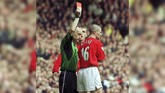 Kapten Man United Roy Keane (kanan) mendapat kartu merah usai melakukan tekel horor ke lutut gelandang Man City Alf-Inge Haland. Akibat tekel tersebut Haland cedera hingga akhir musim dan terpaksa pensiun dini karena tidak bisa pulih sepenuhnya. (ROBIN PARKER / FOTOSPORTS INTERNATIONAL / AFP)