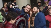 Tak ingin ketinggalan dengan Brie Larson, Chris Evans juga berfoto dengan 'kembarannya' di momen karpet merah tersebut. (Chris Pizzello/Invision/AP)