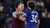 Bek Chelsea David Luiz dan pemain Burnley Ashley Barnes juga terlibat adu argumen selepas pertandingan. (REUTERS/Eddie Keogh)