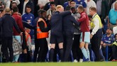 Keributan antara kedua kubu terjadi di pinggir lapangan setelah peluit panjang dibunyikan yang melibatkan staf pelatih Chelsea dan Burnley. (Reuters/Andrew Boyers)