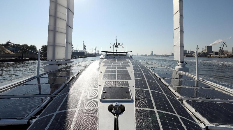 Energy Observer sebuah kapal bertenaga hidrogen menjalani uji perangkat baru berlayar di pelabuhan Amsterdam.