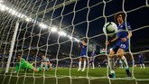 Publik Stamford Bridge terdiam setelah Ashley Barnes berhasil mencetak gol penyama kedudukan di menit ke-24 sekaligus gol terakhir pada laga ini. (Reuters/Andrew Boyers)