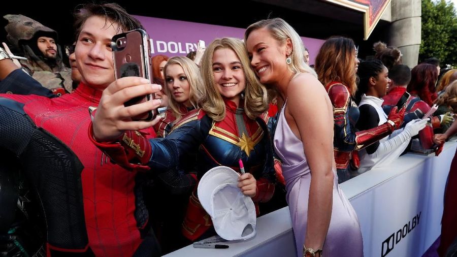 Sejumlah penggemar film Marvel kumpul untuk berfoto dengan sang idola saat penayangan perdana 