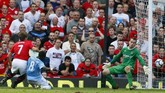 Drama Derby Manchester kembali terjadi di Old Trafford pada musim 2009/2010. Man City sempat menyamakan kedudukan menjadi 3-3 lewat gol Craig Bellamy di menit ke-90, namun Michael Owen memberikan kemenangan bagi Man United melalui golnya di menit ke-90+6. (REUTERS/Phil Noble)