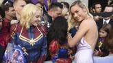 Brie Larson berpose dekat fan yang mengenakan kostum 'Captain Marvel' di acara karpet merah 'Avengers: Endgame'. Bagi Larson, 'Endgame' memiliki nilai personal. (Chris Pizzello/Invision/AP)