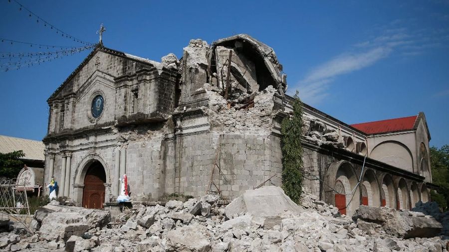 Puing dan puing mengelilingi Paroki Santa Catalina de Alejandria setelah gempa bumi sehari sebelumnya di kota Porac, provinsi Pampanga, Filipina, 23 April 2019. (REUTERS / Eloisa Lopez)