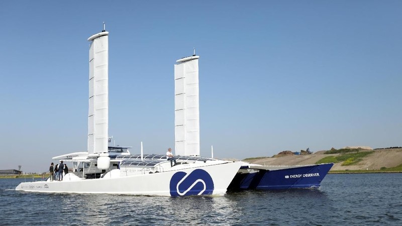 Energy Observer sebuah kapal bertenaga hidrogen menjalani uji perangkat baru berlayar di pelabuhan Amsterdam.