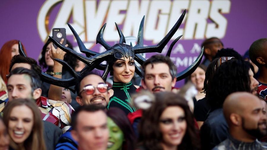 Sejumlah penggemar film Marvel kumpul untuk berfoto dengan sang idola saat penayangan perdana 