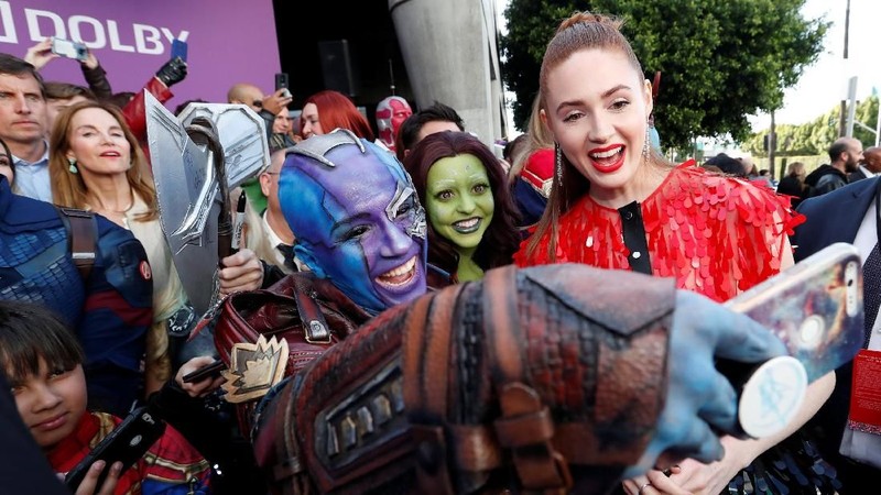Sejumlah penggemar film Marvel kumpul untuk berfoto dengan sang idola saat penayangan perdana 