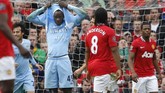 Penyerang Manchester City Mario Balotelli melakukan selebrasi unik dengan menunjukkan tulisan Why Always Me? pada kaus bagian dalam usai memberikan keunggulan 1-0 untuk The Citizens atas Man United dalam Derby Manchester di Old Trafford musim 2011/2012. (REUTERS/Darren Staples)