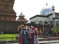 Mat Kodak Versus Smartphone di Menara Kudus