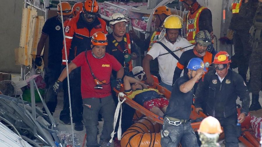 Hingga kini tim penyelamat masih mencari korban yang tertimbun dalam reruntuhan bangunan yang telah hancur akibat guncangan gempa.