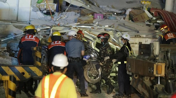 Gempa Bumi Mengguncang Manila, Filipina dengan kekuatan 6,3 M sedikitnya 5 orang tewas dalam kejadian tersebut. Tim penyelamat mengeluarkan sepeda motor dari puing-puing setelah gempa berkekuatan 6.1 menyebabkan runtuhnya sebuah bangunan komersial di kota Porac, provinsi Pampangan utara Manila, Filipina Senin, 22 April 2019. Gempa kuat melanda Filipina utara, Senin, menjebak beberapa orang di sebuah bangunan runtuh, merusak terminal bandara dan mematikan listrik di setidaknya satu provinsi, kata para pejabat. (AP / Bullit Marquez)