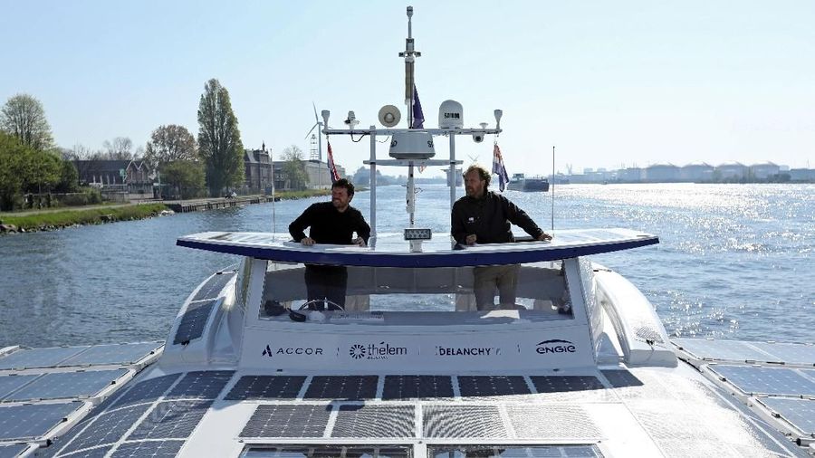 Energy Observer sebuah kapal bertenaga hidrogen menjalani uji perangkat baru berlayar di pelabuhan Amsterdam.