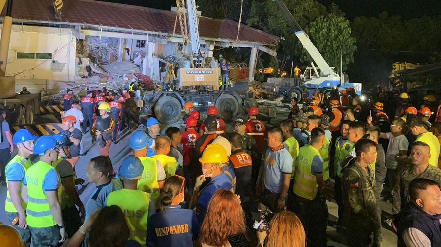 Hingga kini tim penyelamat masih mencari korban yang tertimbun dalam reruntuhan bangunan yang telah hancur akibat guncangan gempa.