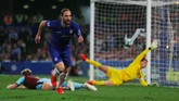 Tuan rumah sempat berbalik unggul melalui aksi Gonzalo Higuain memanfaatkan assist Cesar Azpilicueta hanya dua menit dari gol N'Golo Kante. (REUTERS/Eddie Keogh)